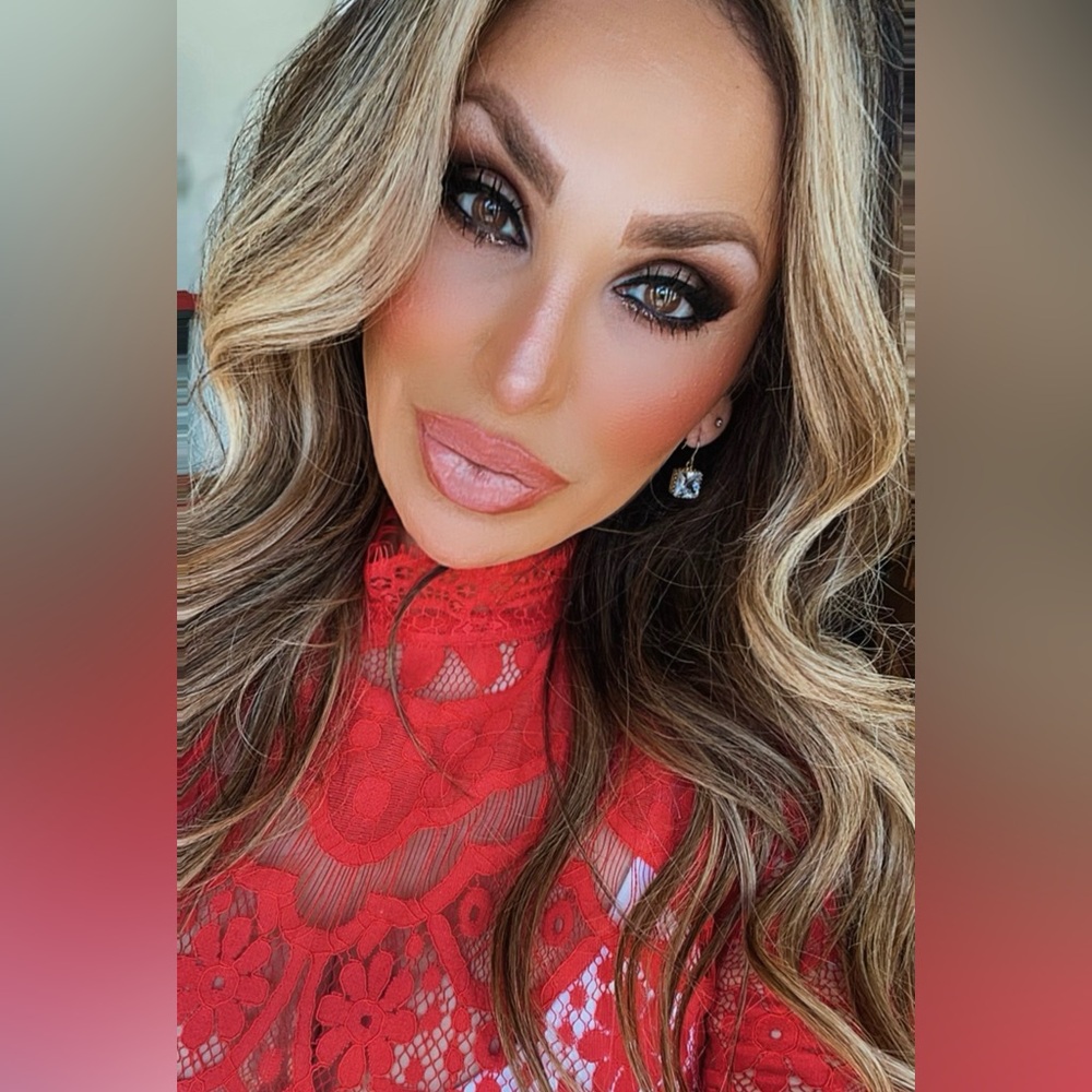 Hello! I’m your Poshmark Seller Rose!